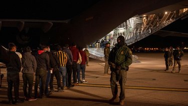 Trump busca deportar a miembros de banda venezolana a El Salvador: Bloomberg News