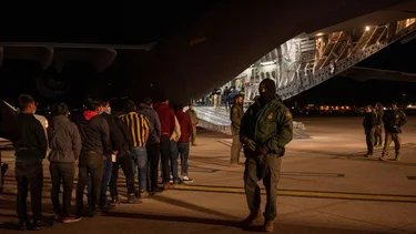 Trump busca deportar a miembros de banda venezolana a El Salvador: Bloomberg News