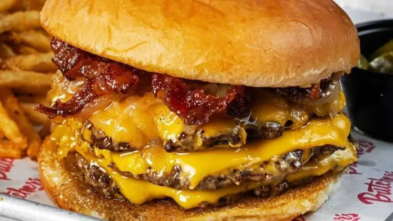Cuál es el famoso local de hamburguesas, que competía con McDonalds y BurguerKing, que se declaró en quiebra. Donde queda TGI Fridays en Argentina.