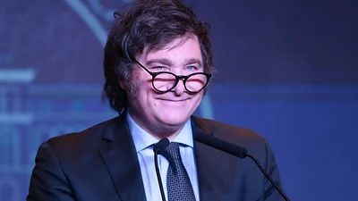 Milei oficializa la baja de impuestos a autos de lujo pero elimina subsidios a clase media y baja Milei oficializa la baja de impuestos a autos de lujo pero elimina subsidios a clase media y baja
