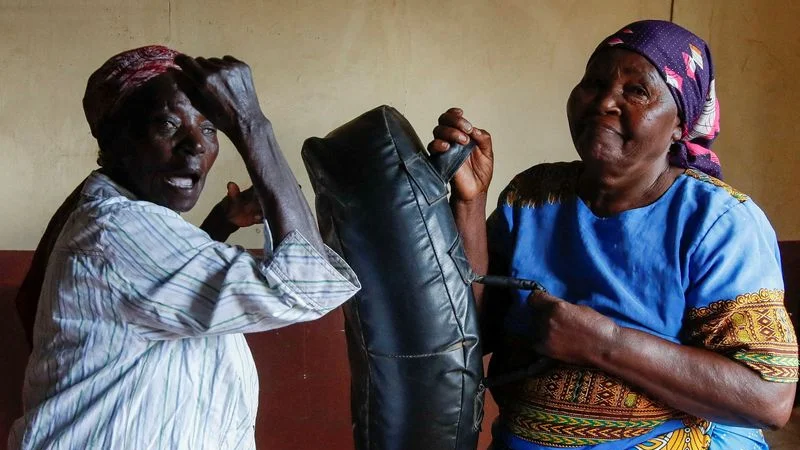 La oleada de violencia mortal en Kenia incita a las mujeres a defenderse