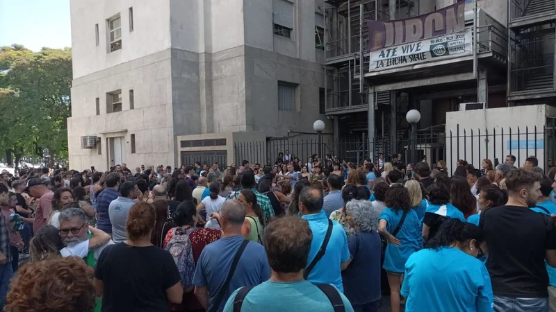 Cientos de trabajadores despedidos protestaron en Ministerio de Salud y hubo tensión con la policía