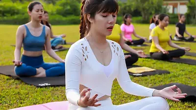 Personas meditando Personas meditando