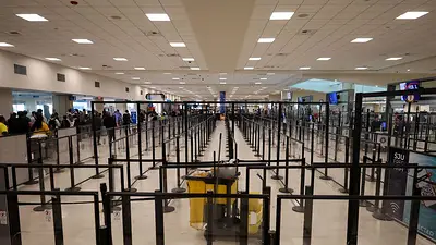 Las aerolíneas estadounidenses cancelan vuelos tras el cierre del espacio aéreo en el Caribe Las aerolíneas estadounidenses cancelan vuelos tras el cierre del espacio aéreo en el Caribe