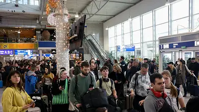 Pérdida de frecuencias de radio en aviones deja varados a miles de personas en Grecia Pérdida de frecuencias de radio en aviones deja varados a miles de personas en Grecia