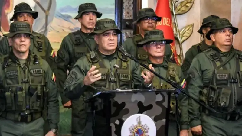 Vladimir Padrino López rodeado de militares Vladimir Padrino López rodeado de militares