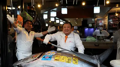 Una cadena japonesa de sushi paga la cifra récord por un atún en una subasta de Año Nuevo Una cadena japonesa de sushi paga la cifra récord por un atún en una subasta de Año Nuevo