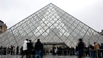 Museo del Louvre de París abre, pero algunas partes permanecen cerradas por huelga del personal Museo del Louvre de París abre, pero algunas partes permanecen cerradas por huelga del personal