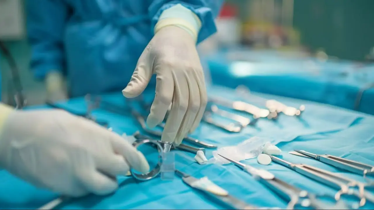 Un médico se olvidó una gasa en el abdomen de su paciente y la Justicia lo condenó a pagar millones