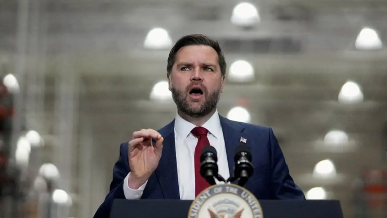 El vicepresidente de EEUU Vance dice que un "loco" intentó entrar en su casa