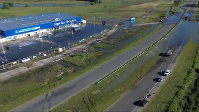 Cierran un tramo de la ruta 11 a la altura de Pinamar por un severo desborde cloacal Cierran un tramo de la ruta 11 a la altura de Pinamar por un severo desborde cloacal