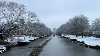 Nieve paraliza el tráfico aéreo, ferroviario y por carretera en Ámsterdam y París Nieve paraliza el tráfico aéreo, ferroviario y por carretera en Ámsterdam y París