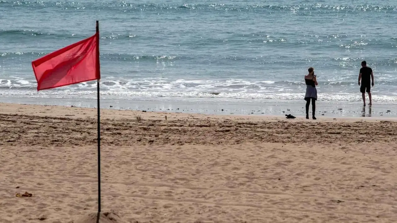 Bandera roja en una playa