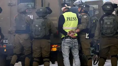 Periodista detenido por las fuerzas israelíes Periodista detenido por las fuerzas israelíes