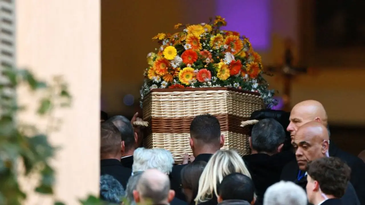 Una multitud despide a la actriz Brigitte Bardot en su funeral en Saint-Tropez