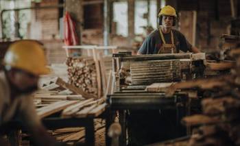 La industria se volvió a derrumbar en febrero y sigue en un tobogán | Crisis económica