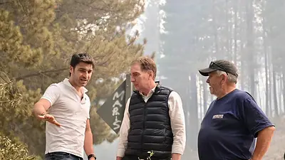 Santilli y Torres recorrieron las zonas incendiadas de El Hoyo y Epuyén Santilli y Torres recorrieron las zonas incendiadas de El Hoyo y Epuyén