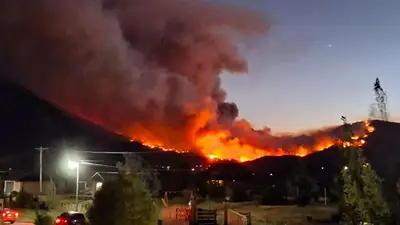 Ráfagas de 50 kilómetros por hora y un combate cada vez más difícil: así siguen los incendios en Chubut Ráfagas de 50 kilómetros por hora y un combate cada vez más difícil: así siguen los incendios en Chubut