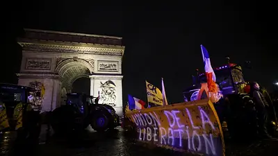 La protesta de los agricultores franceses lleva tractores al centro de París La protesta de los agricultores franceses lleva tractores al centro de París