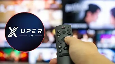 Mano controla televisor y logo de Xuper TV Mano controla televisor y logo de Xuper TV
