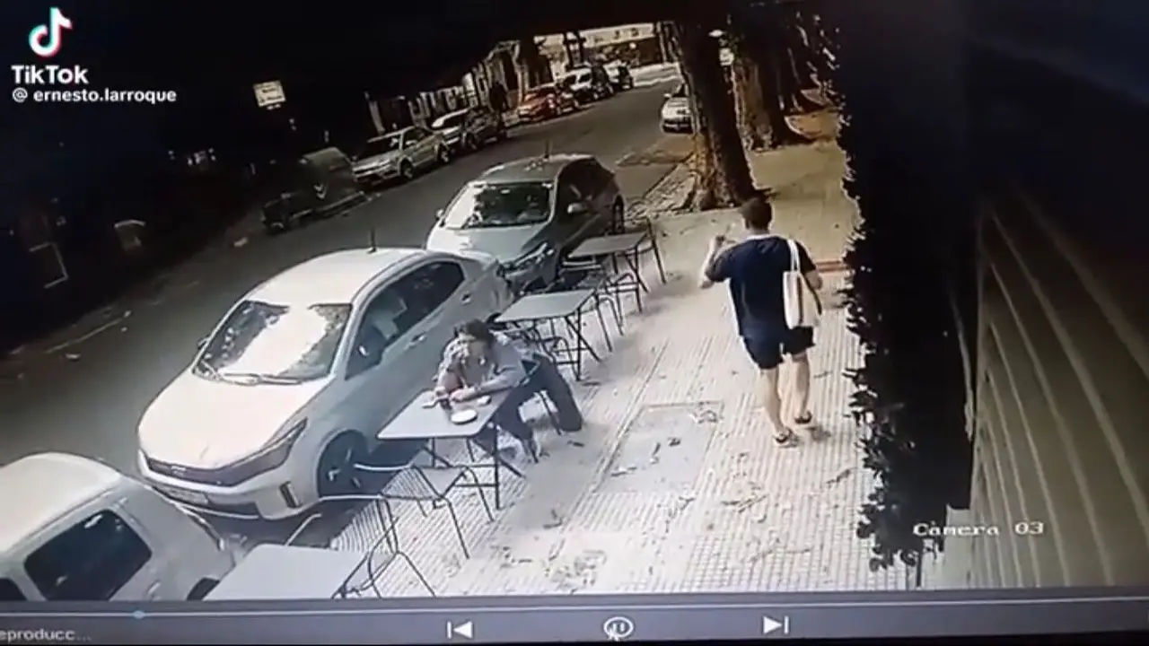 Video: comía en un bar en Palermo, una ventana de vidrio se le cayó en la cabeza y sobrevivió