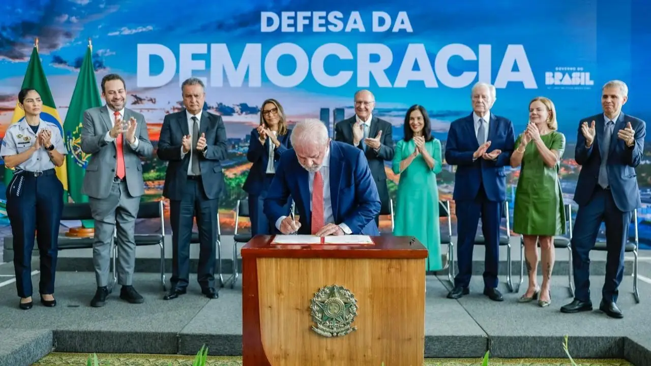 A tres años del intento de golpe, Lula vetó la ley que buscaba reducir la condena de Bolsonaro