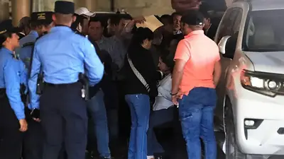 Tiraron un efacto explosivo contra una diputada opositora del Parlamento de Honduras Tiraron un efacto explosivo contra una diputada opositora del Parlamento de Honduras