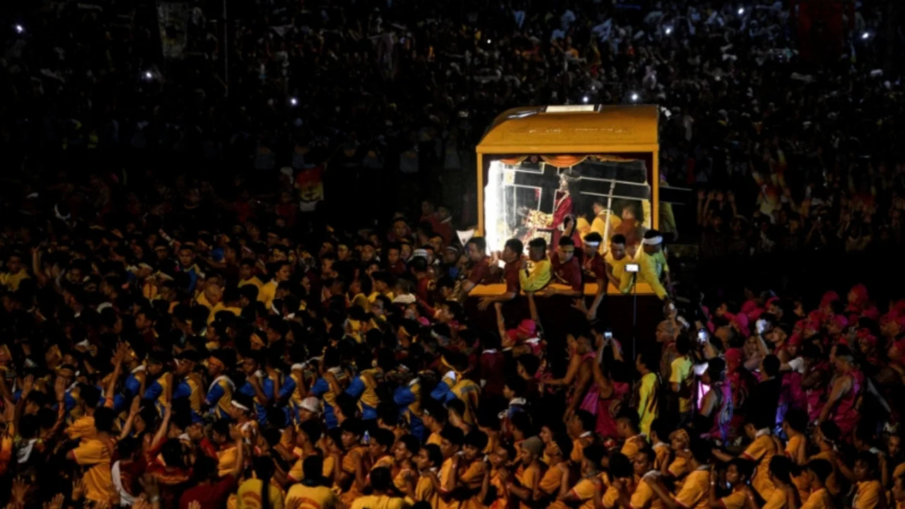 Los devotos de Filipinas se unen a la multitudinaria procesión del Nazareno Negro