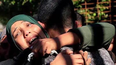 Mujer llorando en un funeral Mujer llorando en un funeral
