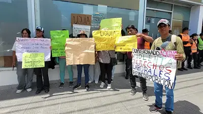 Tras varias semanas sin respuestas del intendente y del gobernador Carlos Sadir, los empleados cesanteados profundizan el plan de lucha. (Foto: Jujuy al Momento). Tras varias semanas sin respuestas del intendente y del gobernador Carlos Sadir, los empleados cesanteados profundizan el plan de lucha. (Foto: Jujuy al Momento).