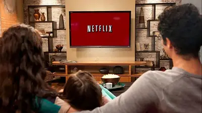 Familia ve televisión, Netflix, en el living. Familia ve televisión, Netflix, en el living.