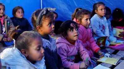 Las clases se reanudan en tiendas de campaña cerca de la "línea amarilla" de Gaza Las clases se reanudan en tiendas de campaña cerca de la "línea amarilla" de Gaza