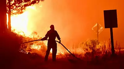 De "muy extremo" a "alto": el SMN redujo la alerta de incendios en Chubut, pero siguen extinguiendo el fuego De "muy extremo" a "alto": el SMN redujo la alerta de incendios en Chubut, pero siguen extinguiendo el fuego