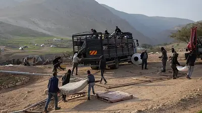 Palestinos dejando sus hogares en la Cisjordania ocupada Palestinos dejando sus hogares en la Cisjordania ocupada