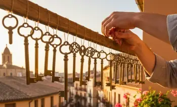 No es solo decoración: ¿Para qué sirven las llaves viejas colgadas en balcones?  | Hogar
