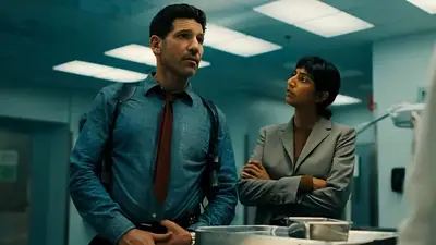 Jon Bernthal y Sunita Mani en oficina de policía Jon Bernthal y Sunita Mani en oficina de policía