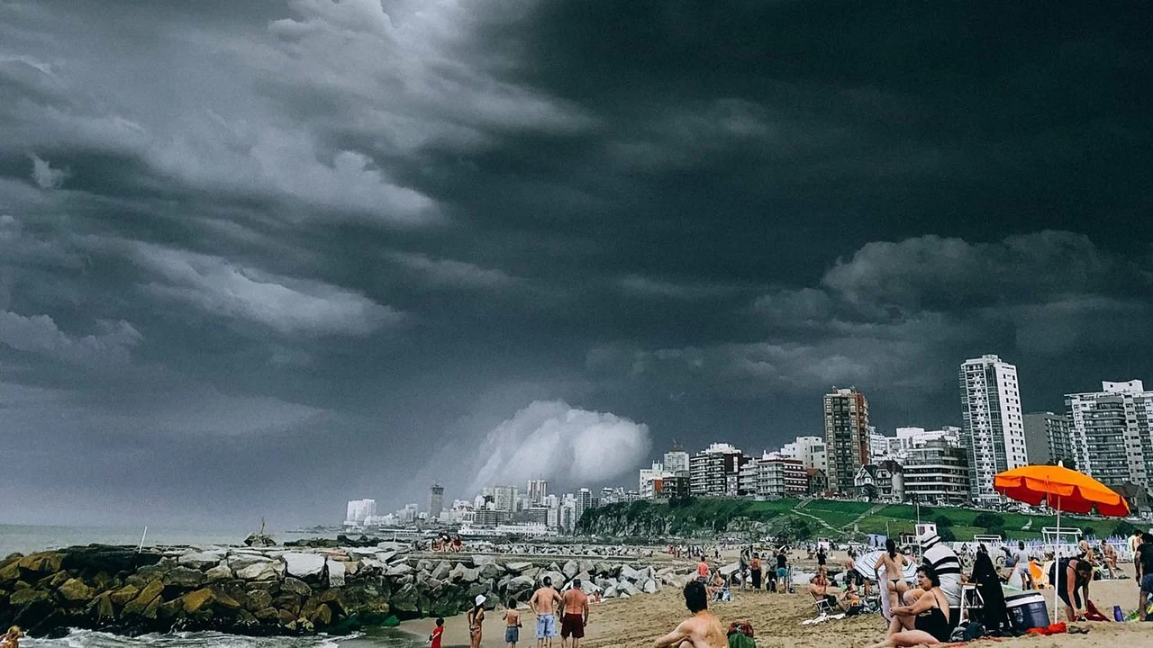 Alerta por tormentas después del meteotsunami: cómo sigue el clima en Santa Clara y la Costa Argentina tras las olas gigantes