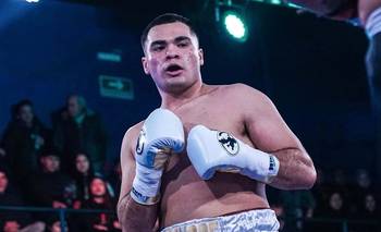 Es hijo de un campeón, debutó en 2025, ganó todas por KO y va por un título | Boxeo