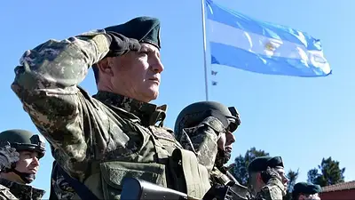 Un gendarme entrega su arma para cubrir el alquiler y expone la crisis salarial Un gendarme entrega su arma para cubrir el alquiler y expone la crisis salarial