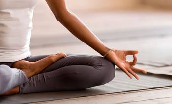 Te calma en cinco minutos: rutina de yoga para la ansiedad | Salud