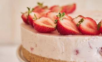 Sin horno y en pocos pasos: torta helada de frutilla para el verano | Recetas de cocina