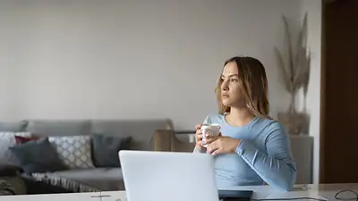 mujer haciendo home office. mujer haciendo home office.