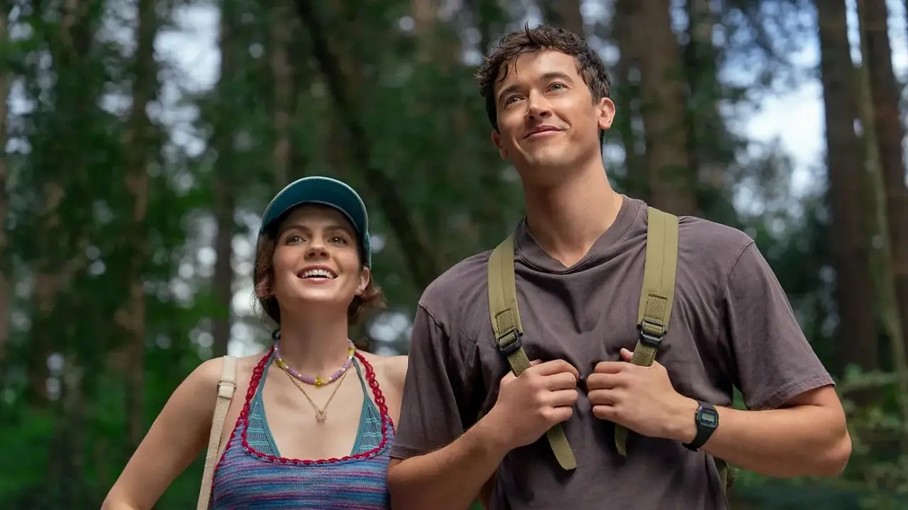protagonistas de película en el bosque con mochilas