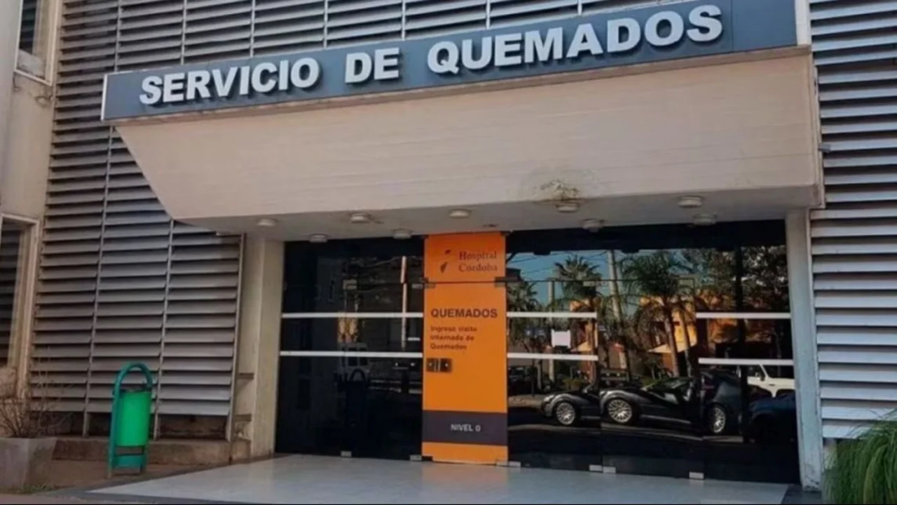 Enchufó su celular y explotó: sufrió quemaduras en el 60% de su cuerpo