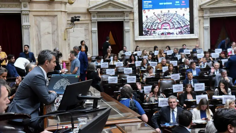 El DNU de la SIDE ingresó al Congreso y la Justicia rechazó abrir la feria para tratarlo El DNU de la SIDE ingresó al Congreso y la Justicia rechazó abrir la feria para tratarlo