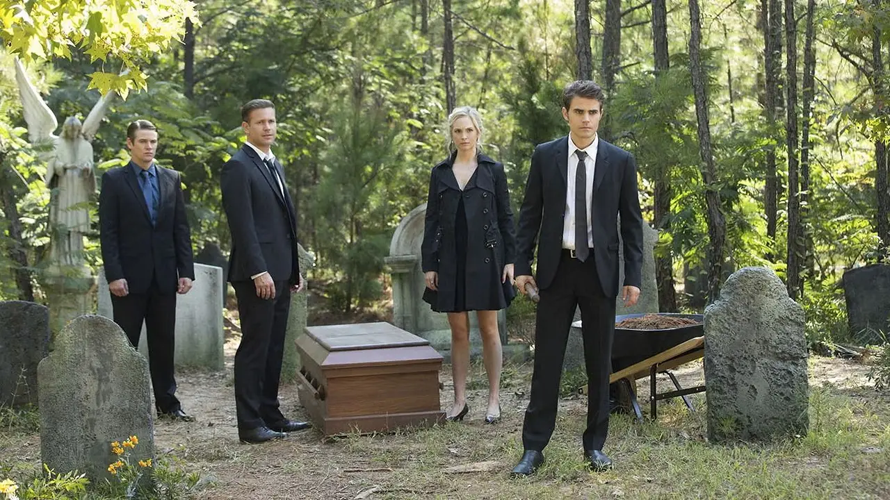 cuatro protagonistas en un cementerio para serie