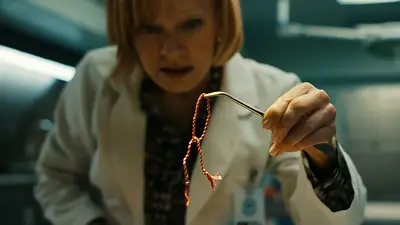 Escena de Él y Ella en un laboratorio de pruebas Escena de Él y Ella en un laboratorio de pruebas