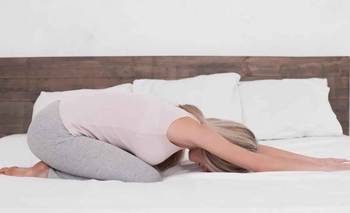 Dolor menstrual: posturas de yoga para aliviarlo desde la cama | Salud