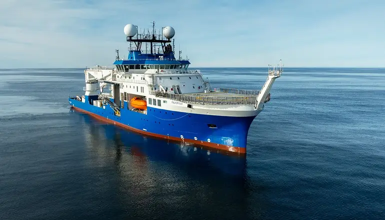 Buque de investigación Falkor durante la expedición científica en el Cañón Mar del Plata