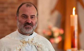 Beneficiaron a un cura acusado por abuso sexual y esperará el juicio en su casa | Abuso sexual